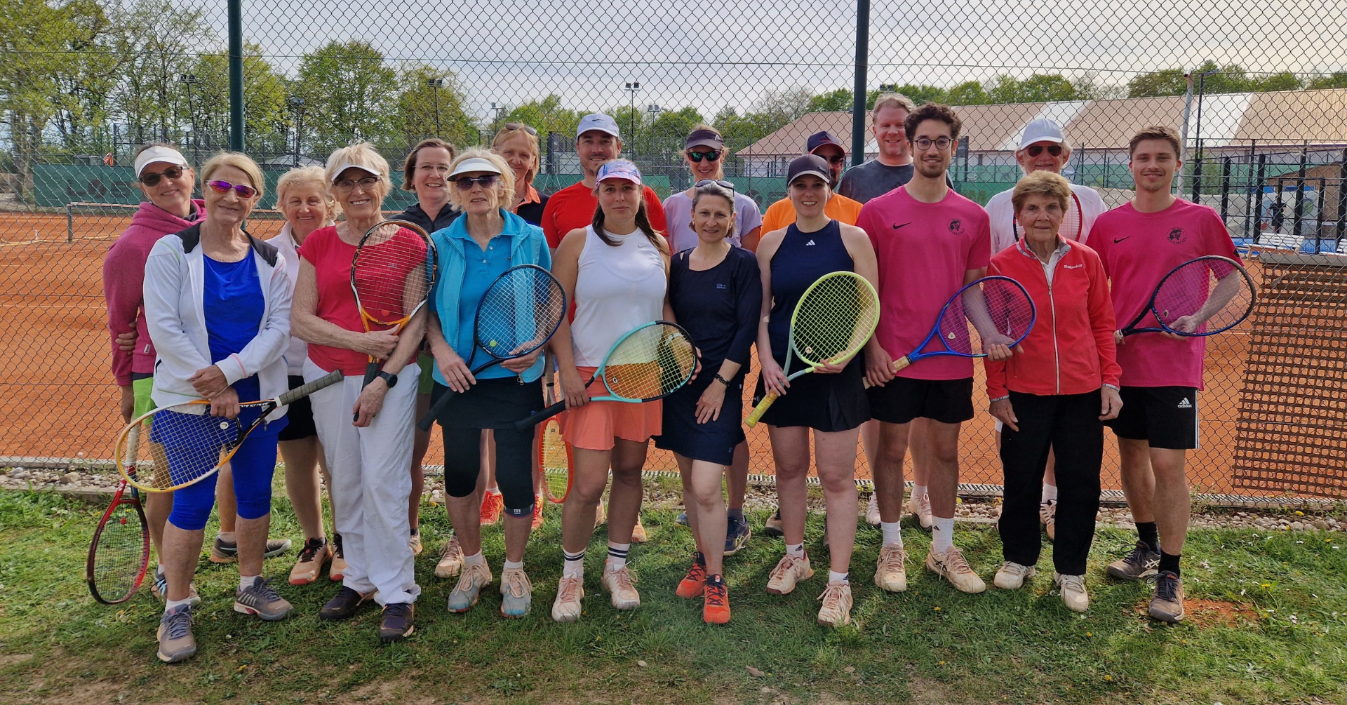 Gruppenfoto der Teilnehmer beim Generationen-Doppel-Turnier auf dem Tennisplatz