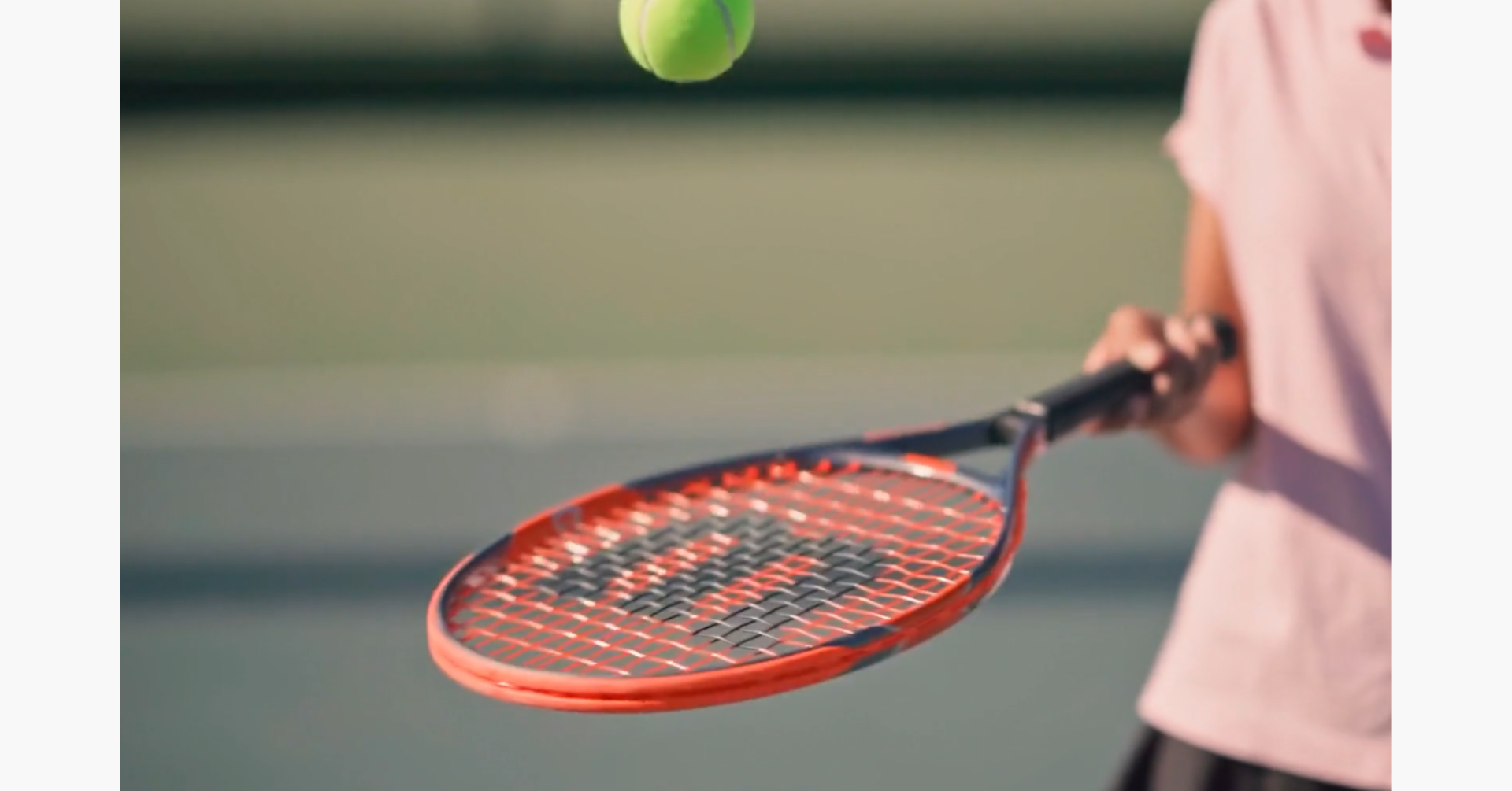 Tennisschläger und Tennisball beim Pfingstcamp 2026
