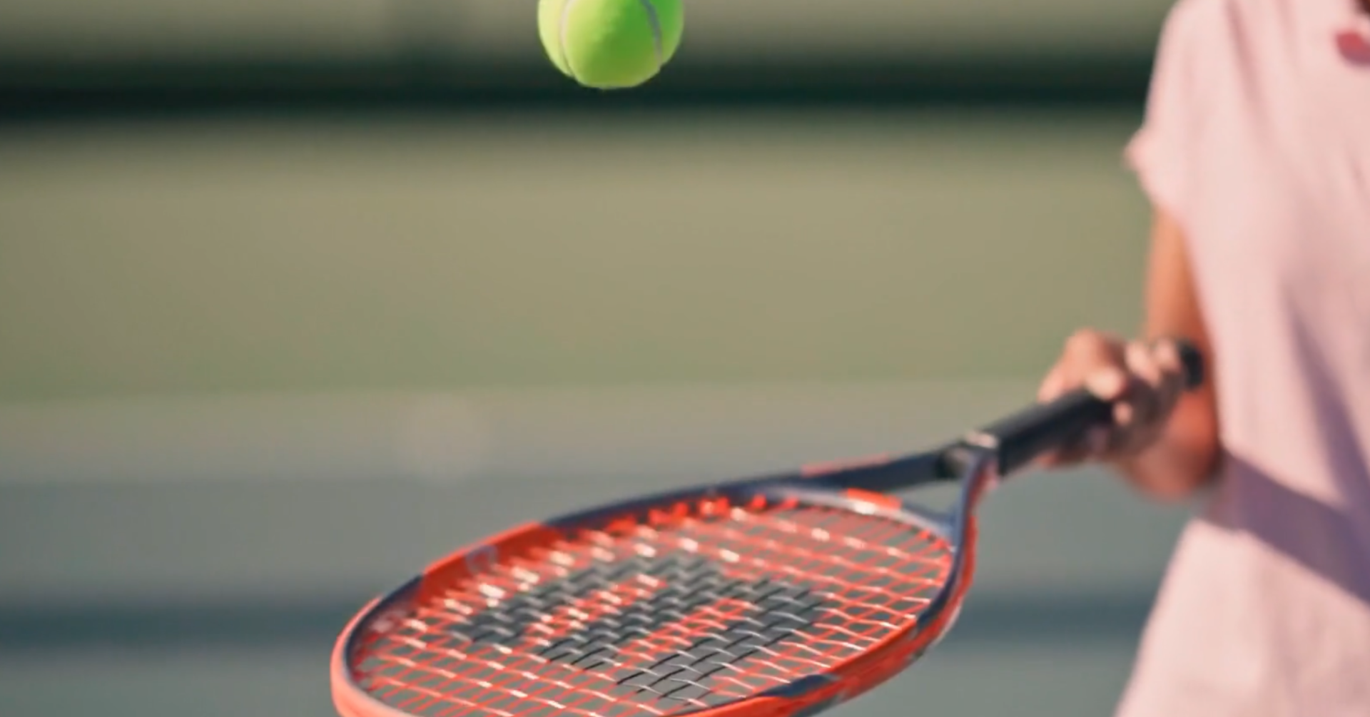 Tennis Sommercamp 2026 – Nahaufnahme von Tennisschläger und Ball auf dem Tennisplatz