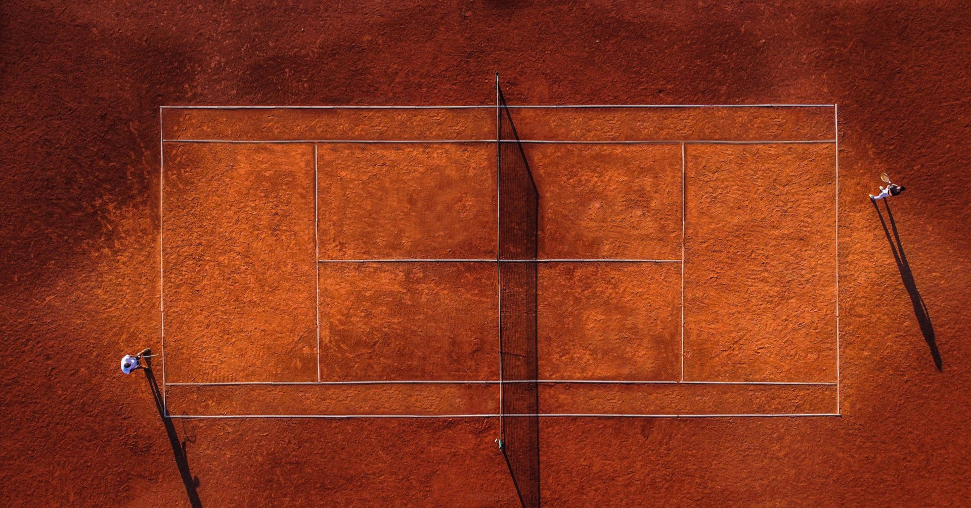 Tennisplatz von oben mit Netz, Symbolbild für Tennis Sommerliga
