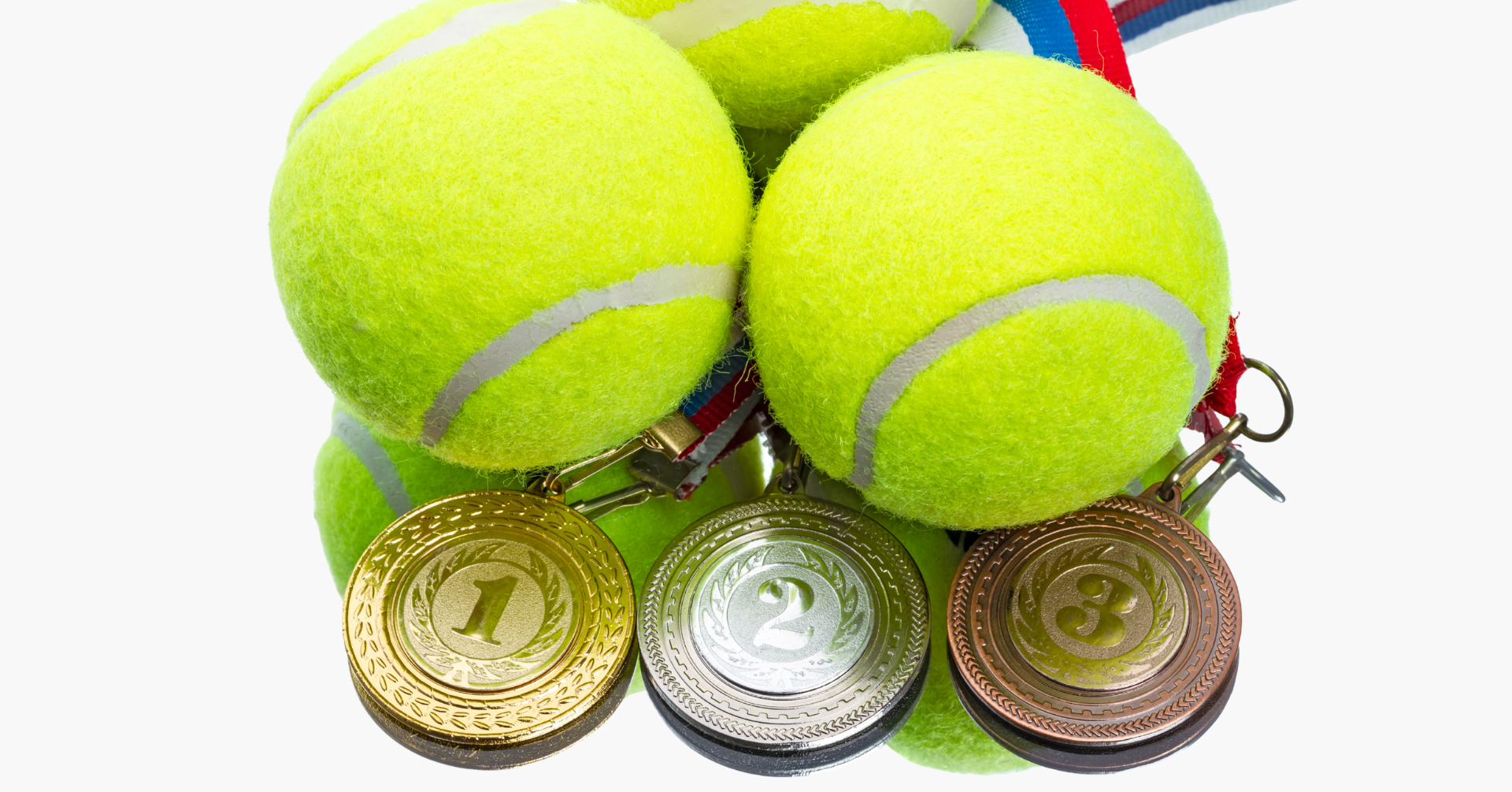 Medaillen und Tennisbälle – Gold-, Silber- und Bronzemedaille vor mehreren Tennisbällen
