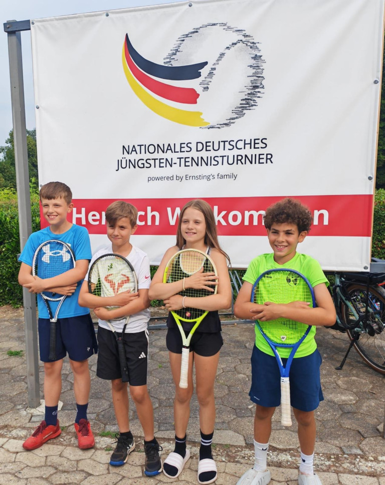 U12 Meister 2026 beim Nationalen Deutschen Jüngsten-Tennisturnier – vier junge Tennisspieler mit Schlägern vor Turnierbanner