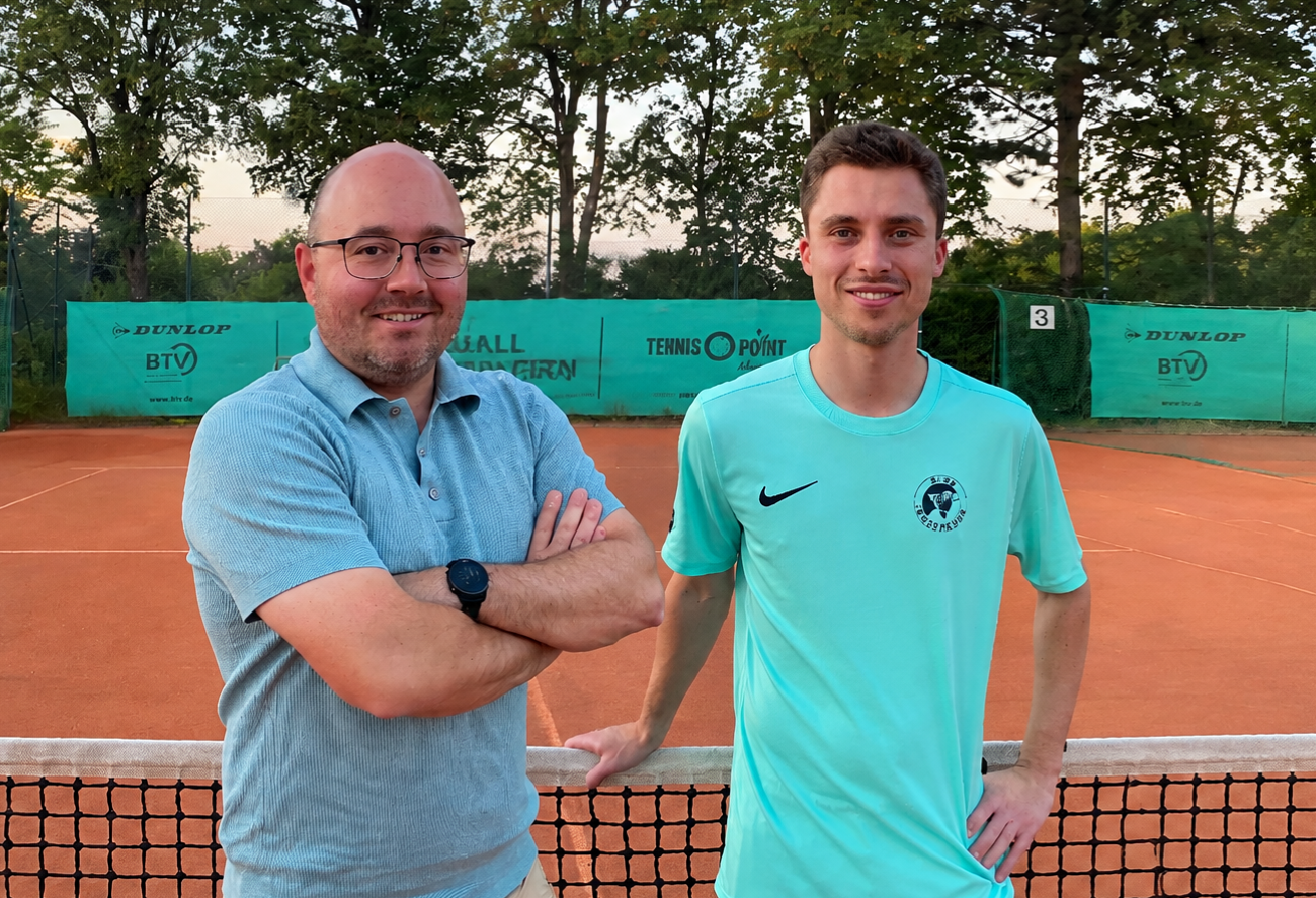 Abteilungsleitung Interview auf dem Tennisplatz – zwei Männer stehen vor dem Netz