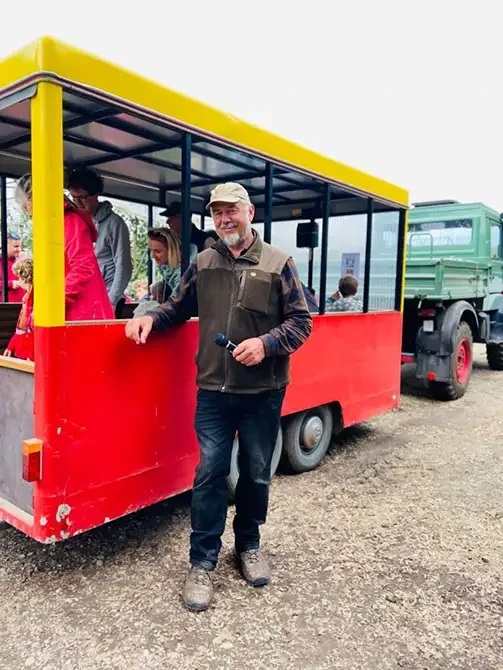 Führung durch die Obstplantage Hahne mit Traktor und Besuchergruppe