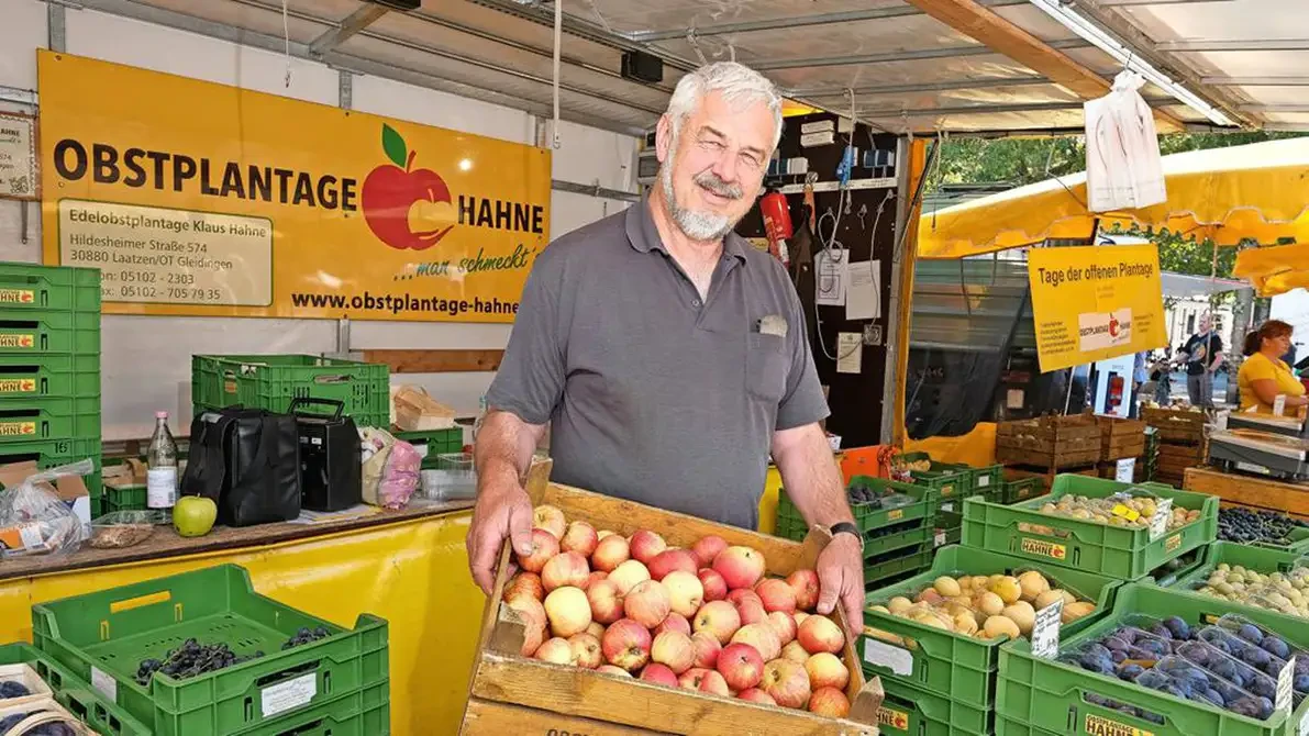 Mitarbeiter der Obstplantage Hahne mit frischen Äpfeln auf dem Wochenmarkt