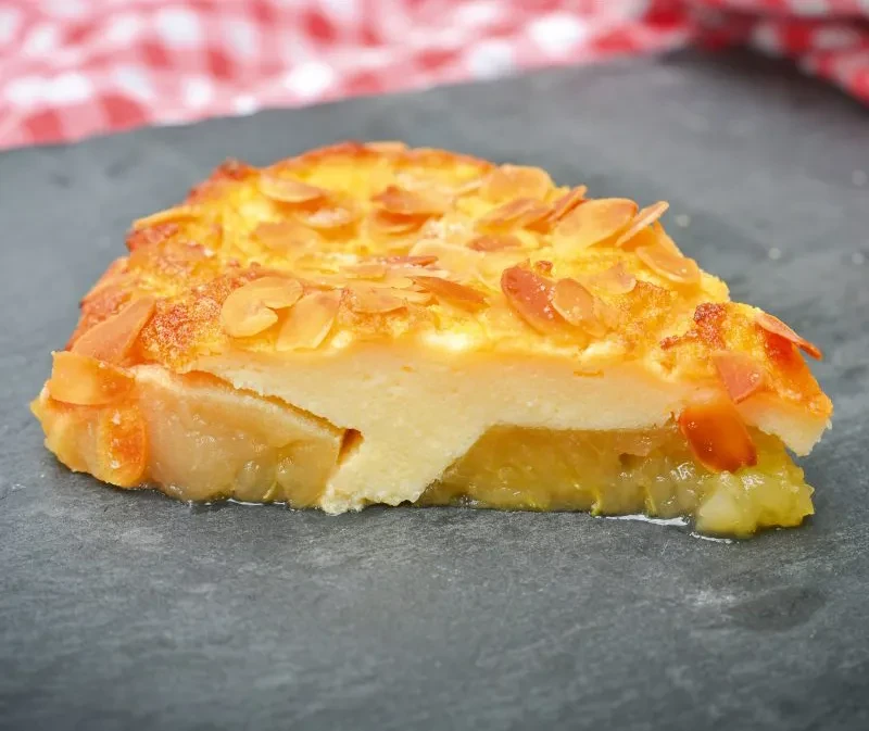 Überbackene Äpfel – Rezept für ein köstliches Dessert mit Mandeln Überbackene Äpfel mit Mandeln auf Schieferplatte serviert