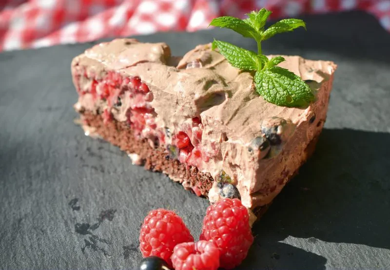 Beeren-Schoko-Traum – Rezept für Torte mit Beeren und Schokoladencreme Beeren-Schoko-Traum Torte mit frischen Beeren und Schokoladencreme, garniert mit Minze