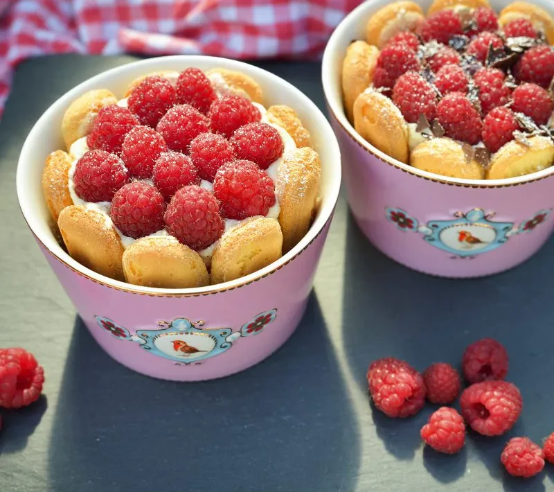 Himbeer Tiramisu Rezept – Dessert mit frischen Himbeeren und Löffelbiskuit Himbeer Tiramisu in dekorativen Schalen mit frischen Himbeeren und Löffelbiskuit