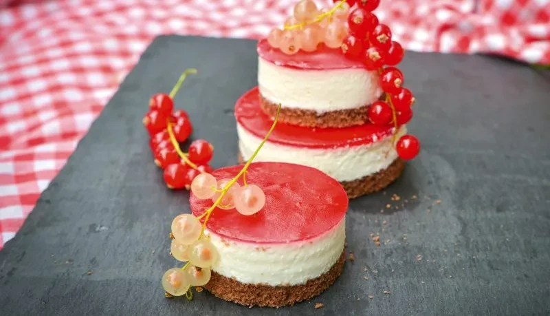 Rote Johannisbeer-Törtchen – Rezept und Inspiration für sommerliches Gebäck Rote Johannisbeer-Törtchen auf Schieferplatte, dekoriert mit frischen Johannisbeeren