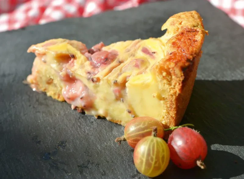 Stachelbeer-Torte – cremiger Kuchen mit frischen Stachelbeeren Stachelbeer-Torte mit frischen Stachelbeeren auf Schieferplatte