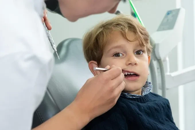 Junge bei Zahnbehandlung beim Zahnarzt