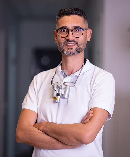 Dr. Khalil mit zahnärztlicher Lupenbrille