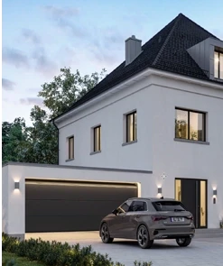 Moderne Garagen-Sektionaltore an einem Einfamilienhaus mit Auto vor der Garage