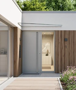 Moderne Aluminium-Haustür an einem zeitgemäßen Wohnhaus mit Holzfassade