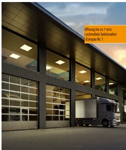 Industrie-Sektionaltore an einer modernen Lagerhalle mit LKW, schnelle Öffnung bis zu 1 m/s
