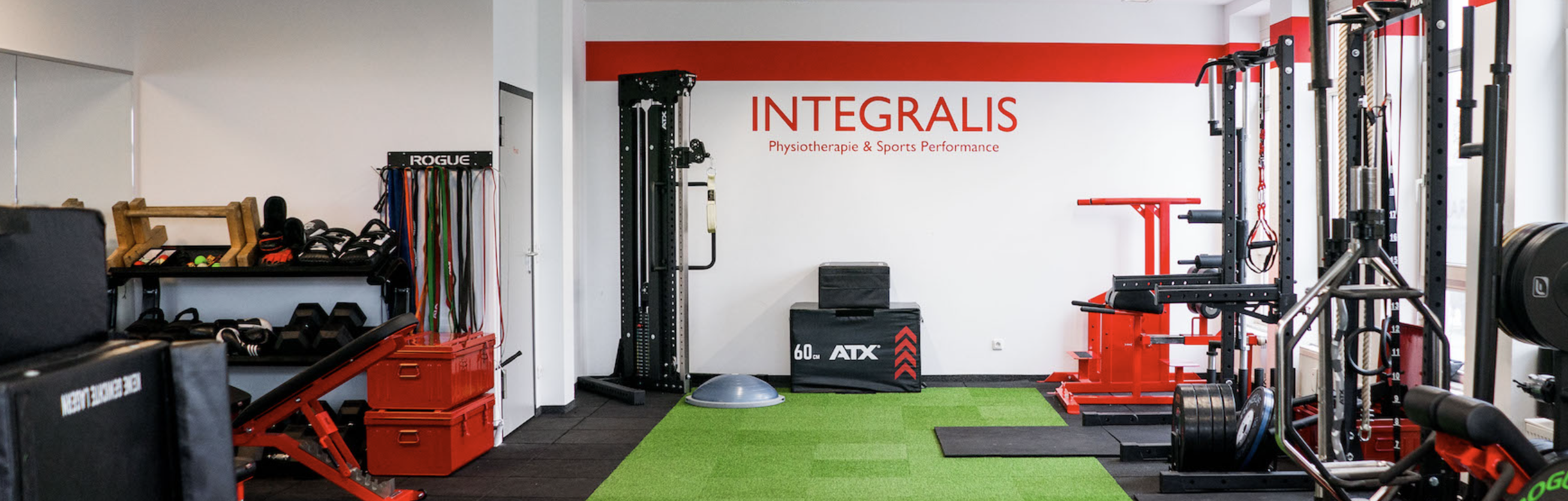 Trainingsbereich bei INTEGRALIS Physiotherapie & Sports Performance mit Trainingsgeräten und Sprungbox