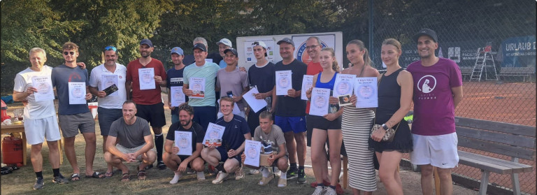 Siegerehrung: Sportlerinnen und Sportler mit Urkunden bei einer Veranstaltung im Freien Gruppenfoto von Sportlerinnen und Sportlern mit Urkunden bei einer Siegerehrung im Freien