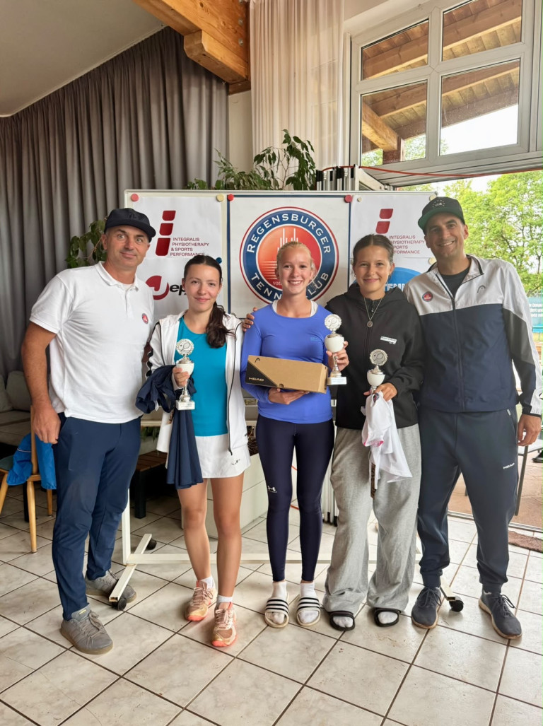 Siegerehrung beim Regensburger Tennisclub, junge Tennisspielerinnen mit Pokalen und Trainern