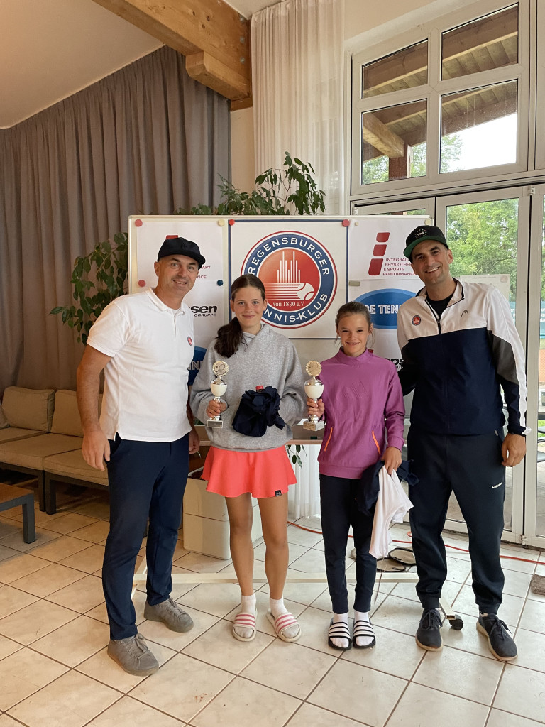 Siegerehrung beim Regensburger Tennis-Klub mit zwei jungen Tennisspielerinnen und zwei Trainern