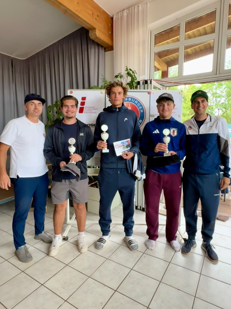 Gruppenfoto von jungen Männern mit Pokalen bei einer Siegerehrung in einem Sportverein