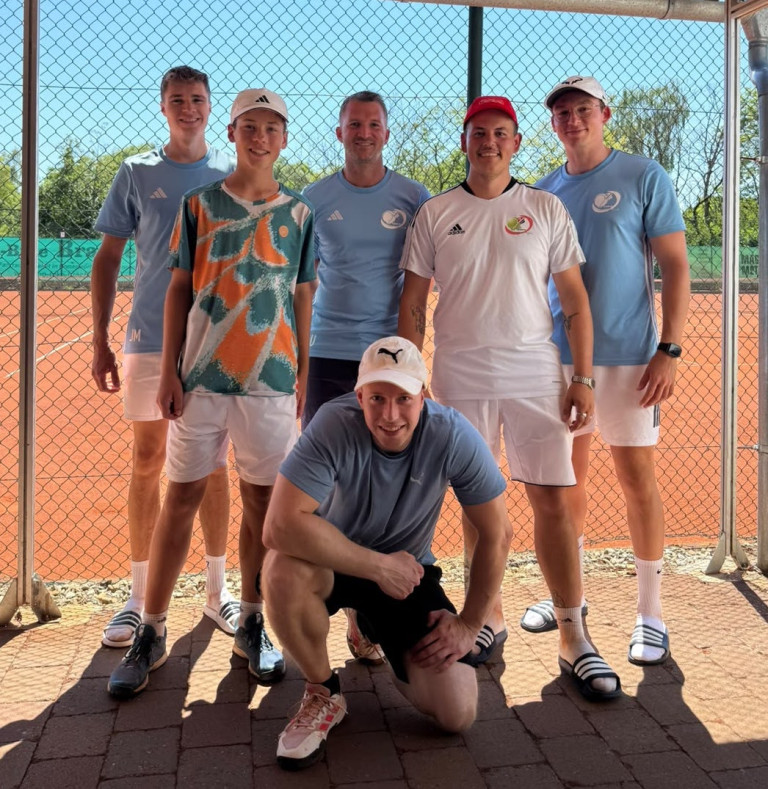 Herren 1 Tennis Mannschaft Gruppenfoto auf Sandplatz Herren 1 Tennis Mannschaft auf Sandplatz Gruppenfoto