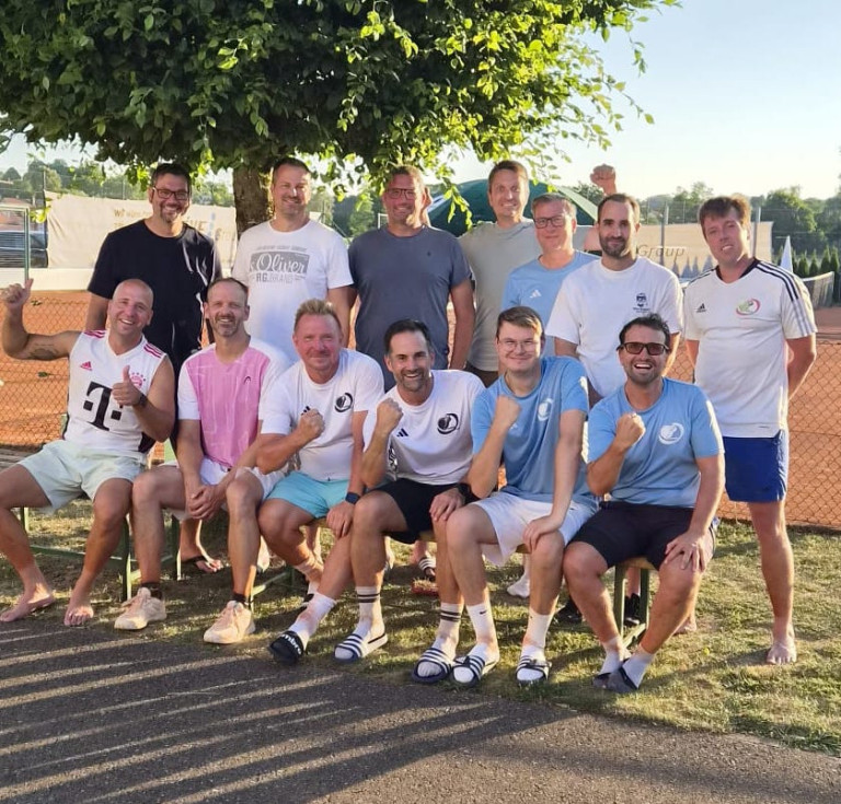 Herren 30-40 Mannschaft beim Sportevent – Gruppenfoto im Freien Gruppenfoto einer Herrenmannschaft im Alter von 30 bis 40 Jahren beim Sportevent im Freien