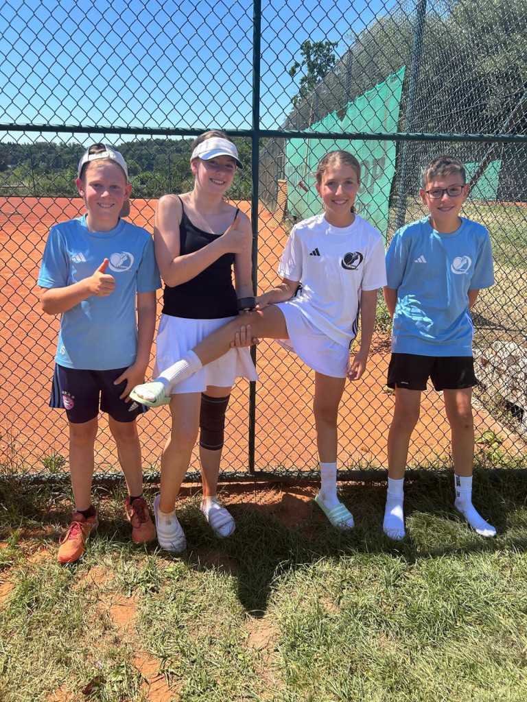 bambini1-2 – Kinder beim Tennisspielen auf Sandplatz Gruppe von Kindern auf einem Tennisplatz, fröhlich und sportlich, bambini1-2