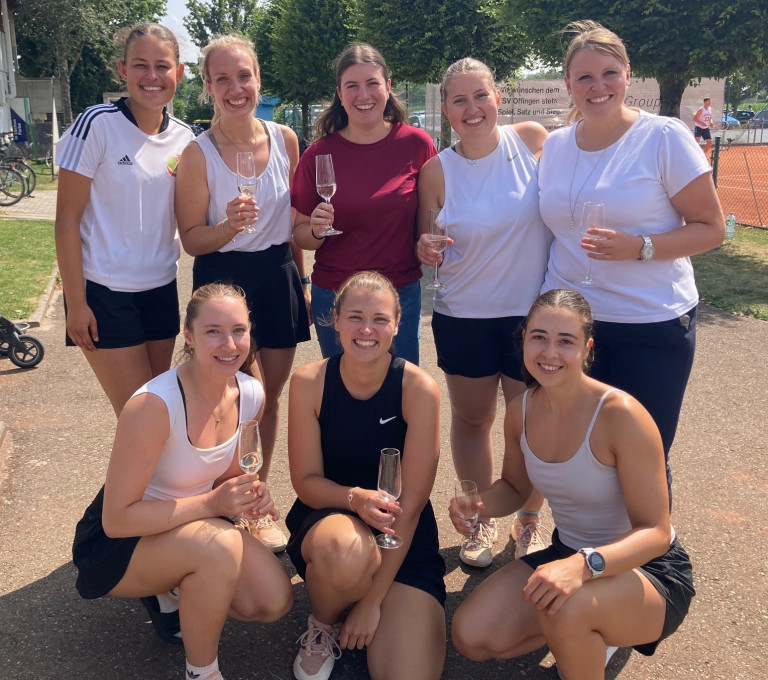 Damen-Team beim Sportevent – Gruppenfoto mit Sektgläsern unter freiem Himmel Gruppenfoto von Damen-Team beim Sportevent, alle mit Sektgläsern, draußen bei sonnigem Wetter