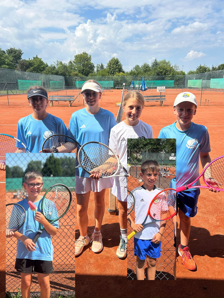 Bambini 1-3 Tennismannschaft Kinder Tennisfoto auf Sandplatz Bambini 1-3 Tennismannschaft Kinder auf dem Tennisplatz mit Schlägern