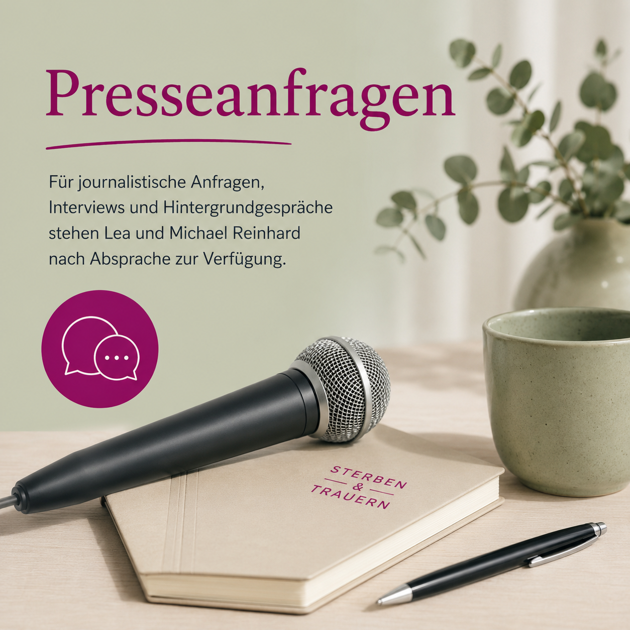 Mikrofon, Notizbuch mit Aufschrift 'Sterben & Trauern', Stift und Kaffeetasse auf einem Tisch – Symbolbild für Presseanfragen, journalistische Interviews und Hintergrundgespräche.