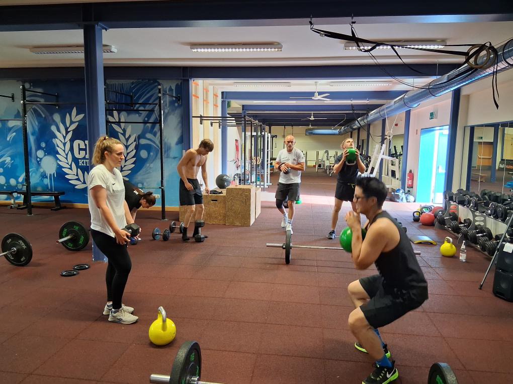 Personengruppe beim CrossFit Training in einem Fitnessstudio