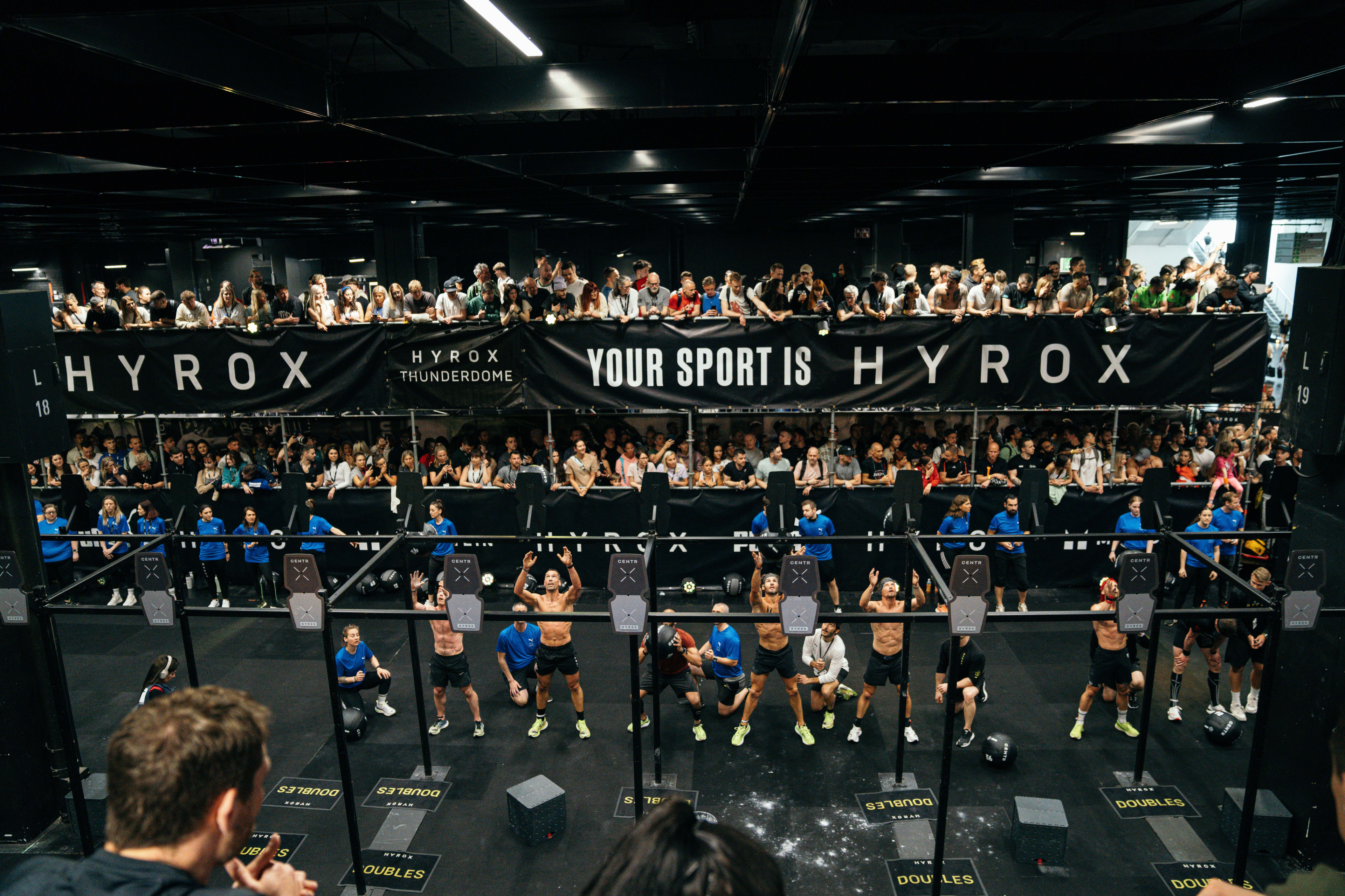 HYROX Köln 2024 Wettkampf mit Athleten beim Functional Fitness Event und zahlreichen Zuschauern
