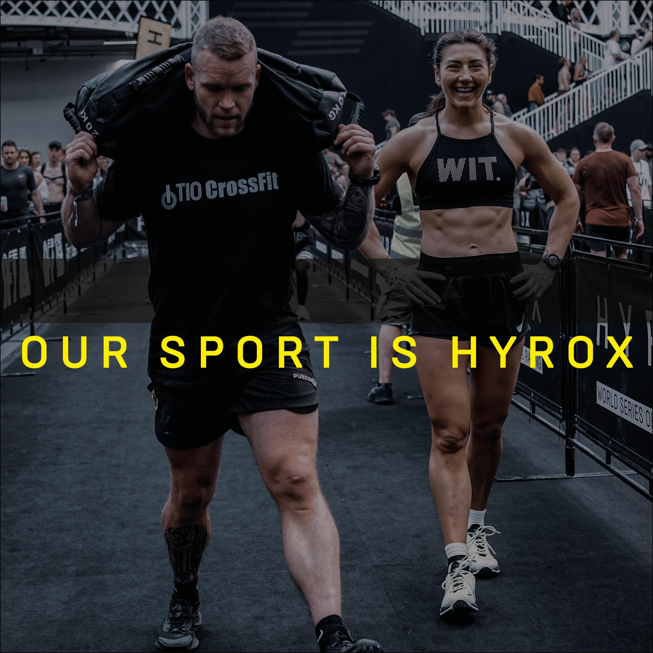 HYROX Wettkampf mit Athleten beim CrossFit Training in Sportarena