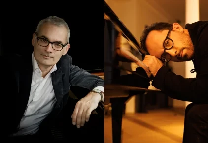 Zwei Musiker am Klavier beim Benefizkonzert 2026