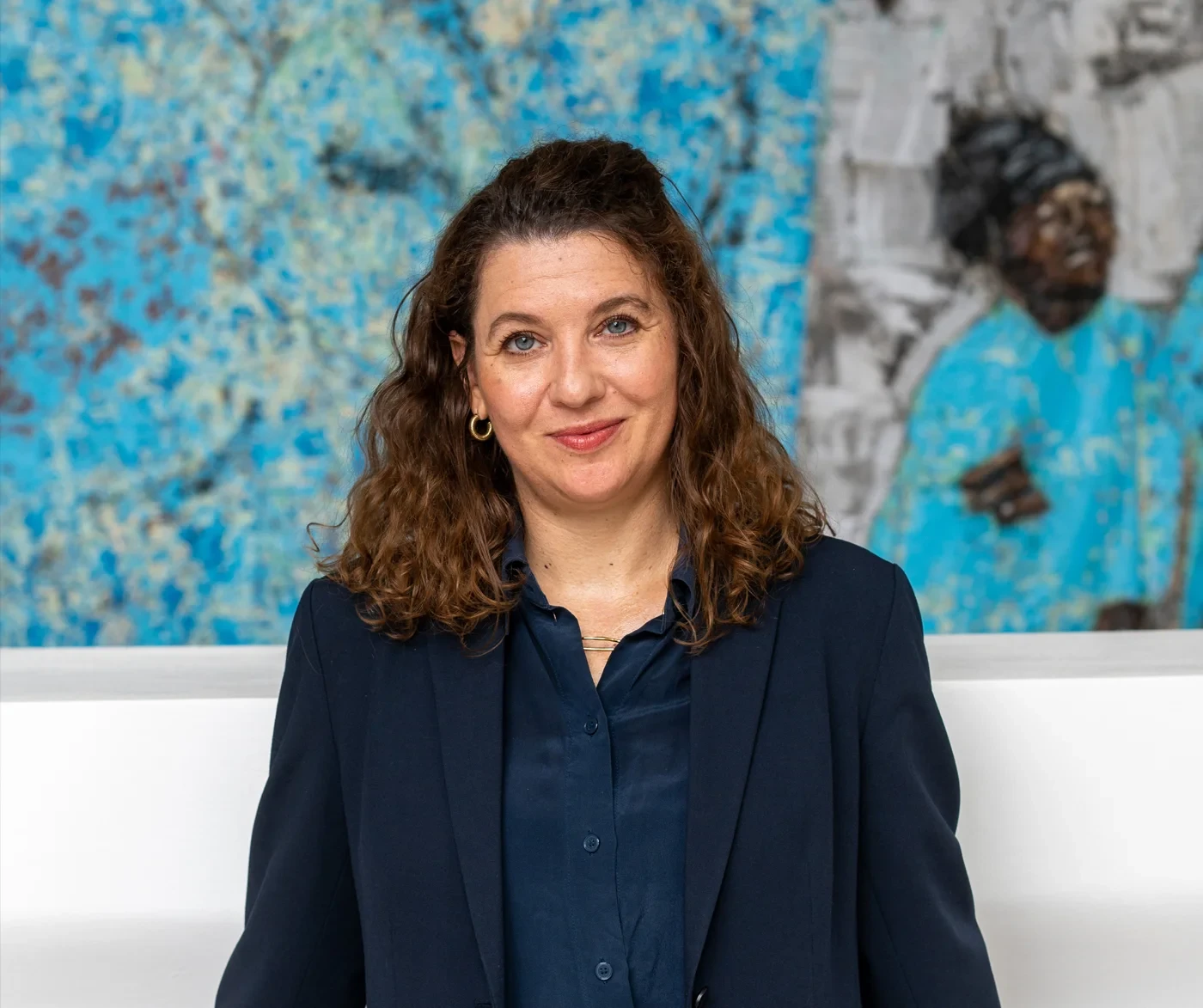 Porträt einer Frau vor einem Kunstwerk im Sprengel Museum, Beitrag zur Verstärkung 2026