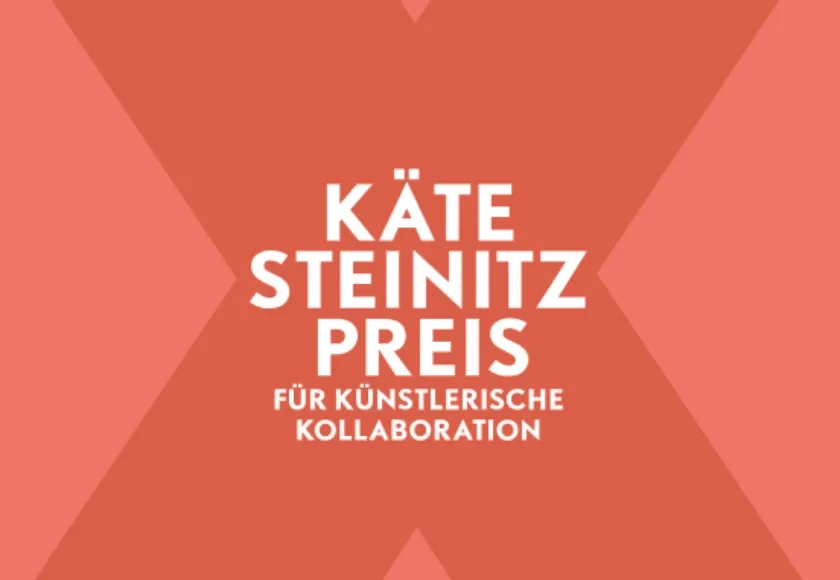 Käte Steinitz Preis für künstlerische Kollaboration – Beitragsbild mit rotem Hintergrund und weißer Schrift