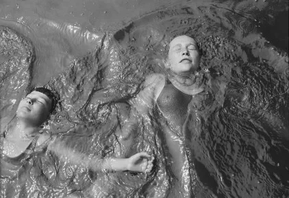 Schwarzweiß-Fotografie einer Person im Wasser, Beitrag über Käte Steinitz und künstlerische Kollaboration