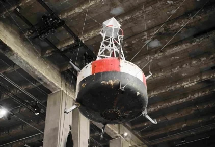 Kunstinstallation von Julius von Bismarck mit einer schwebenden Boje in einer Industriehalle