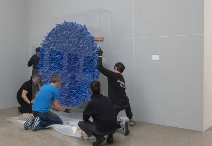 Kunstwerk von Kwang Young Chung wird von mehreren Personen installiert