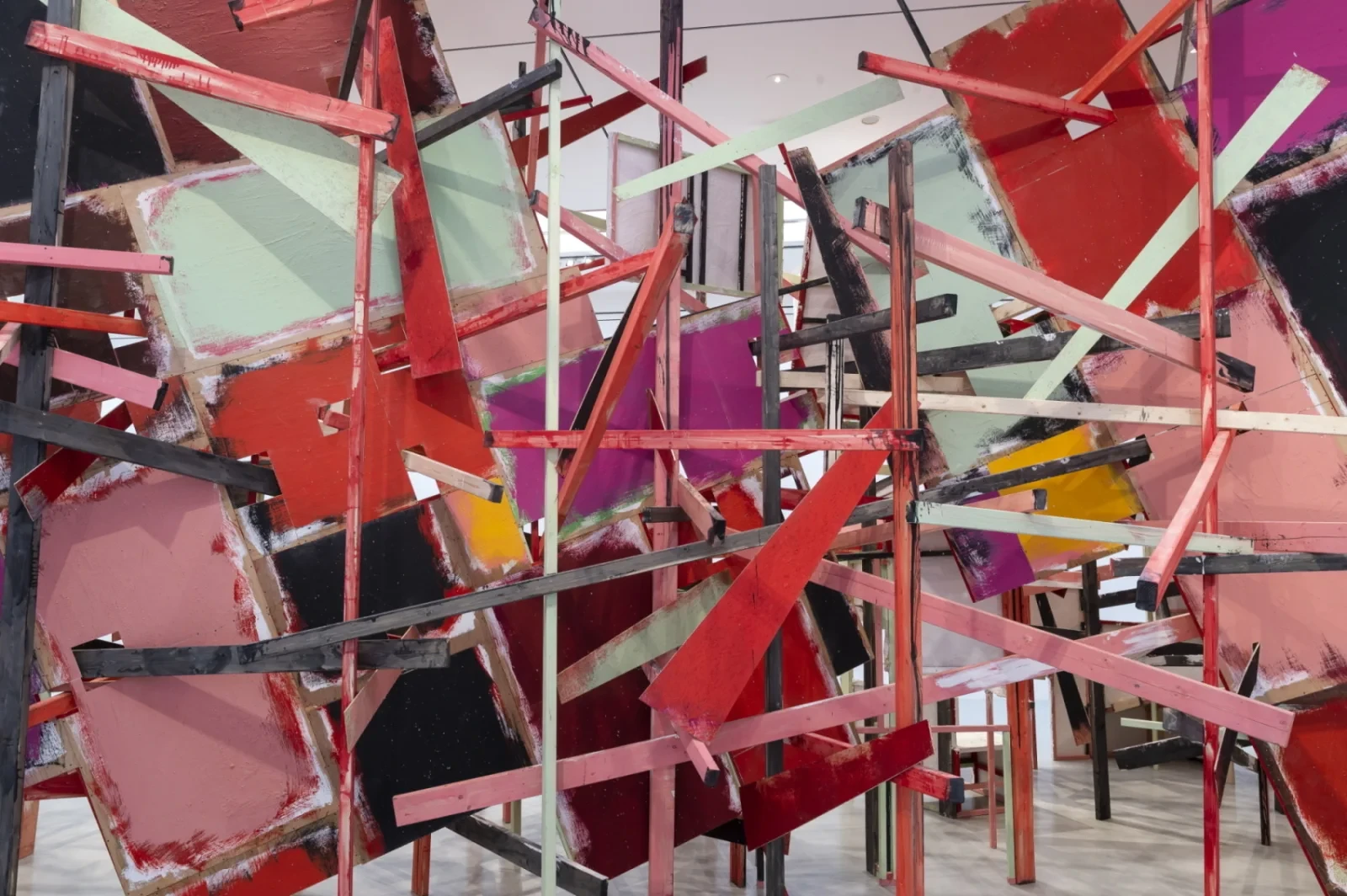 Zeitgenössische Kunstinstallation bei einer digitalen Kuratorinnenführung