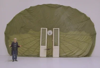 Digitaler Ausstellungsrundgang mit Kunstinstallation, grcnes Tuch und zwei Tfcren im Ausstellungsraum