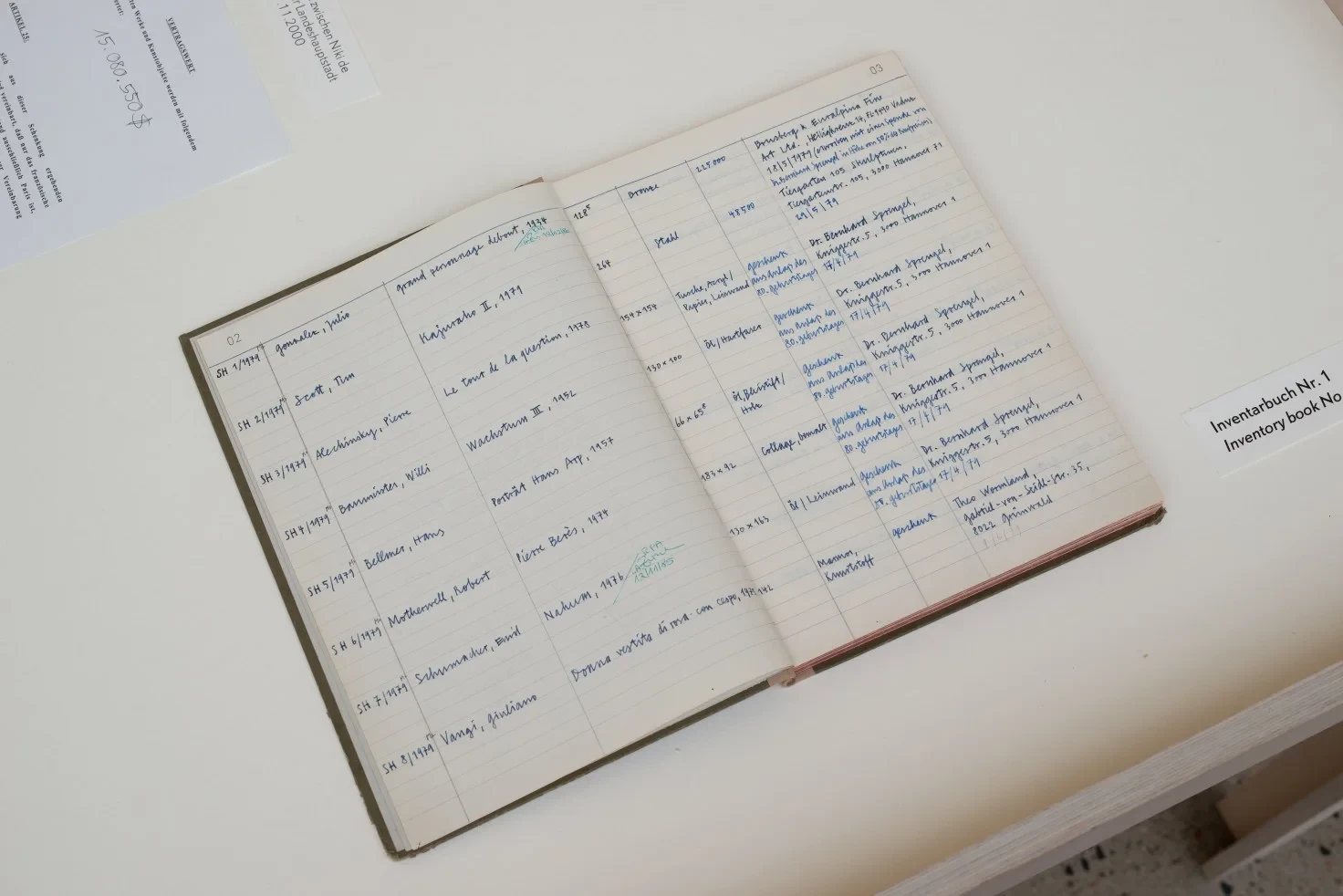 Offenes Notizbuch mit handschriftlichen Einträgen aus einer Sammlung für Forschungszwecke
