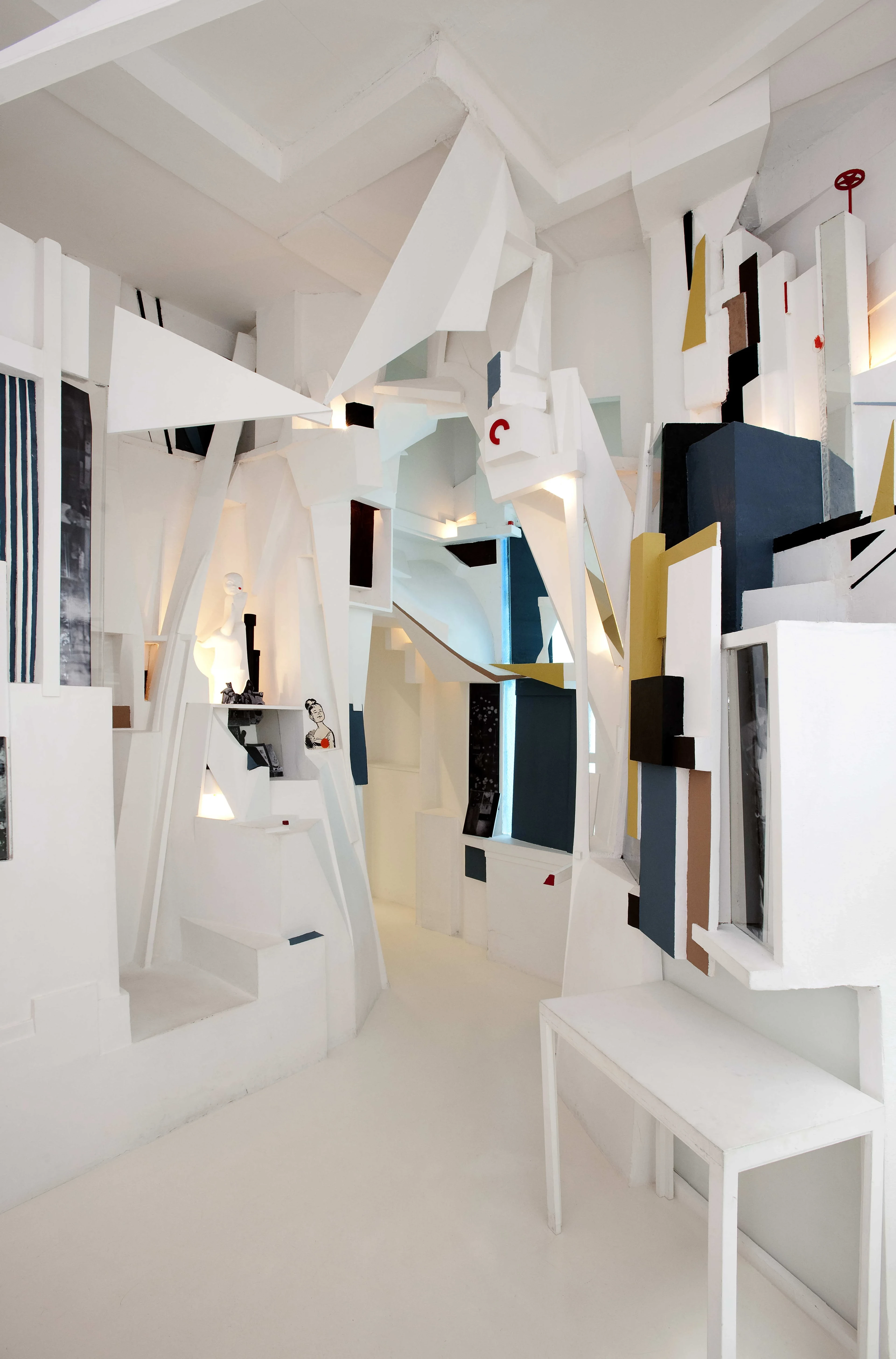 Abstrakte Kunstinstallation mit geometrischen Formen und modernen Farben – Beitrag aktuell Abenteuer Abstraktion