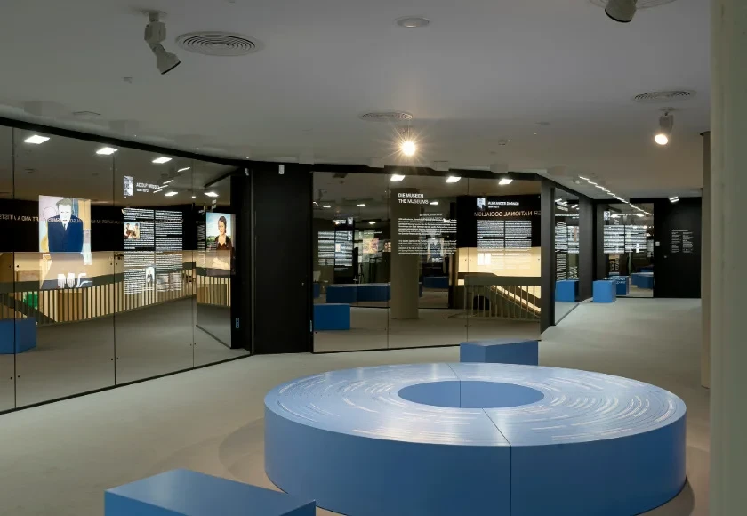 Ausstellung zur Kunst und zu Künstlerinnen im Nationalsozialismus mit Informationstafeln und moderner Präsentation