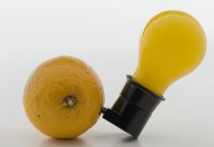 beitrag archiv elementarteile – kreative Darstellung einer Zitrone und einer gelben Glühbirne als Symbol für innovative Ideen