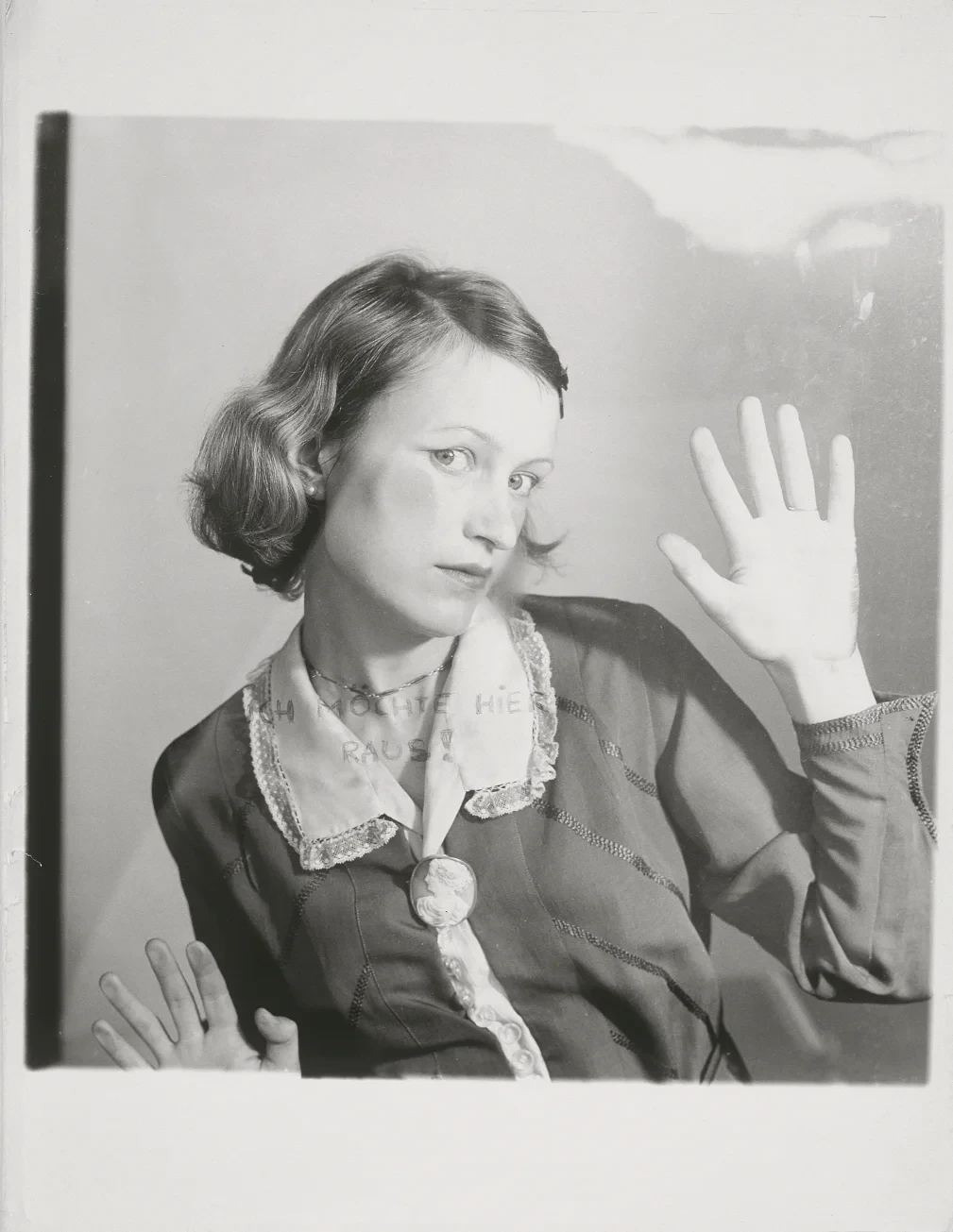 Schwarzweiß-Fotografie einer Frau hinter Glas, Beitrag Archiv feministische Avantgarde