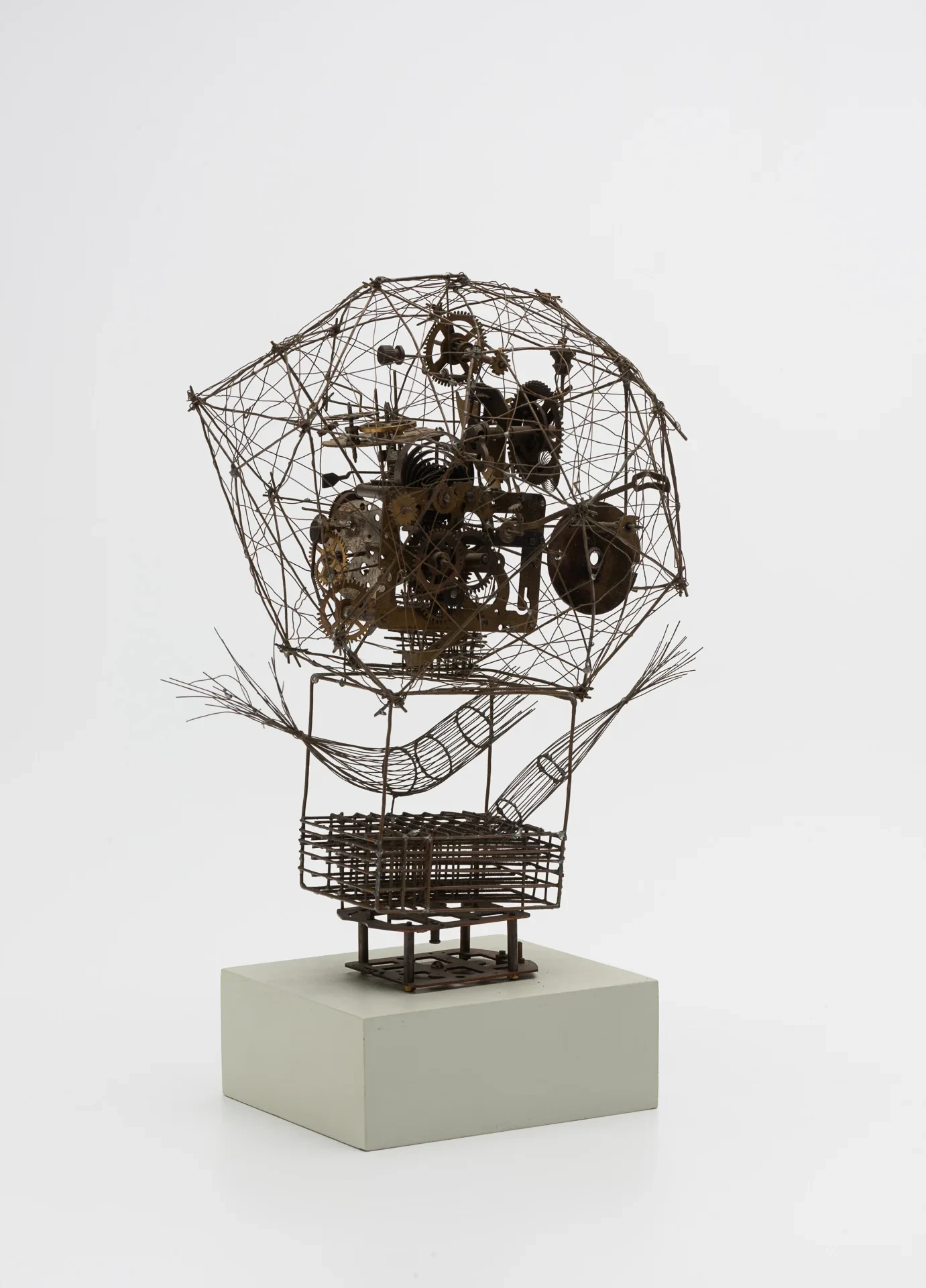 Drahtskulptur von Günter Haese aus dem Archiv, filigrane mechanische Kunst auf Sockel