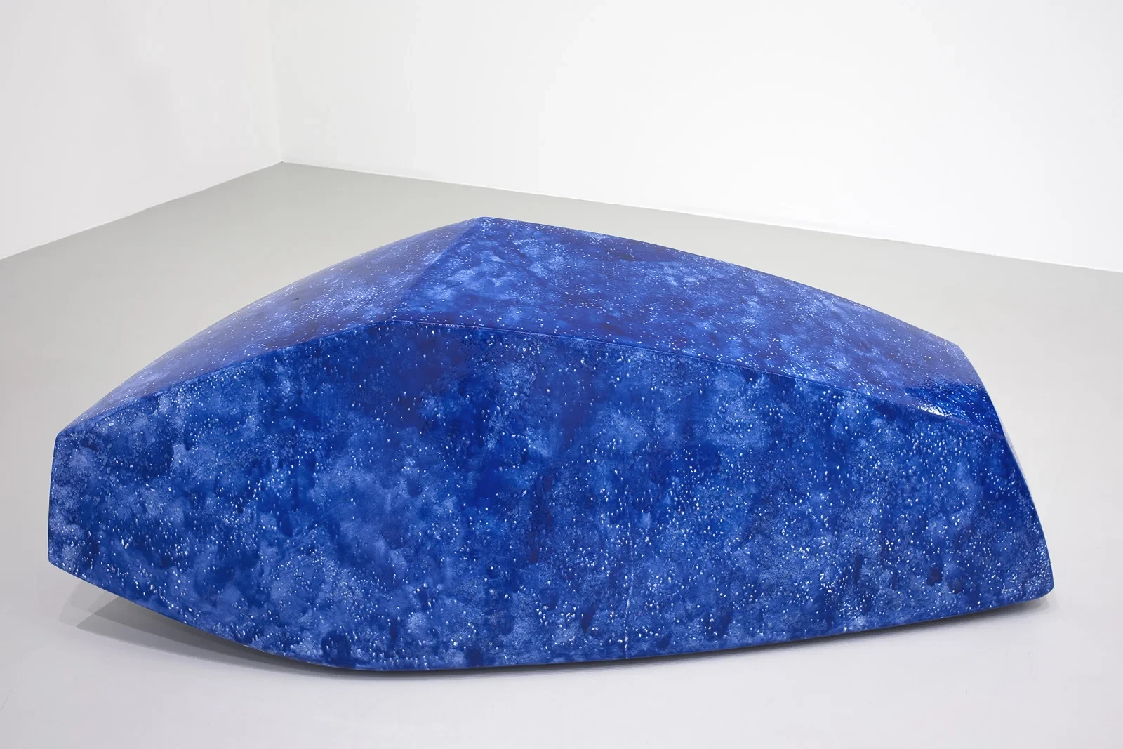 Beitrag Archiv: Skulpturen erfassen – moderne blaue Skulptur in Ausstellungsraum