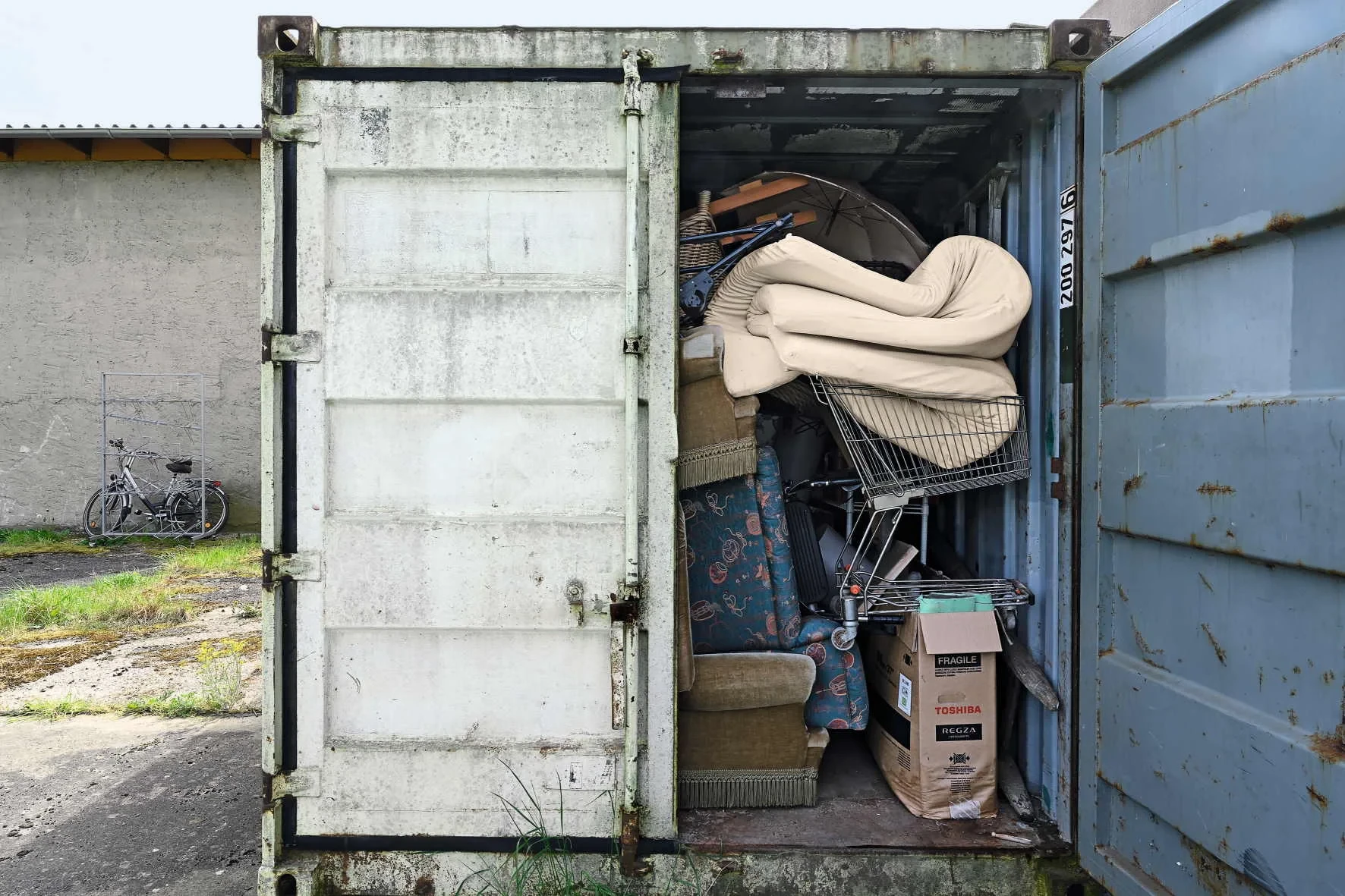 Beitrag Archiv Thomas Rentmeister: Blick in einen vollen Container mit Möbeln und Alltagsgegenständen