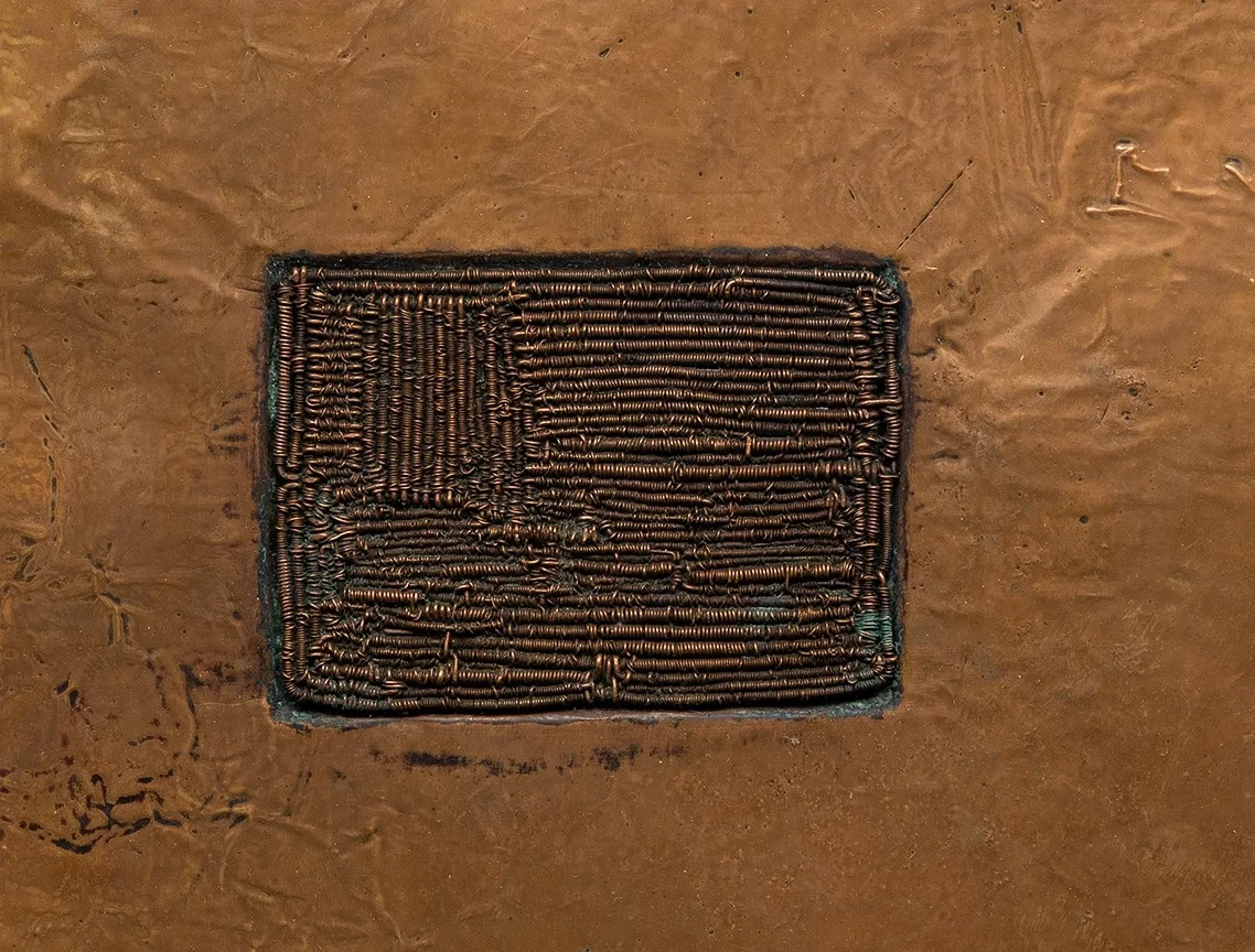 Beitrag Archiv Sekal – abstraktes Kunstwerk mit rechteckigem Muster auf braunem Hintergrund